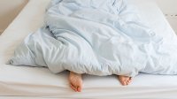 Voeten van vrouwen in bed