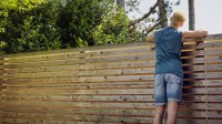 Man met schutting