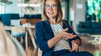Secretaresse in gesprek met leidinggevende