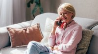 Vrouw aan de telefoon