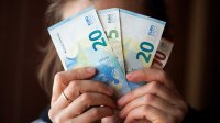 Vrouw met geld voor gezicht