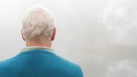 Man met zijn hoofd in de mist - last van hersenmist