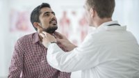 arts onderzoekt schildklier