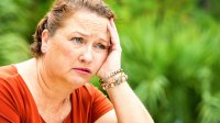 Vrouw ziet het niet meer zitten, teneergeslagen in de tuin