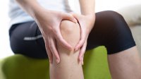 hand op knie met artrose
