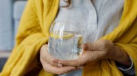 Vrouw met glas bruisend water
