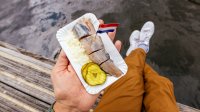 Man eet haring met uitjes en zuur