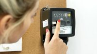 Vrouw wijst naar stroom meter