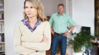 Ouder stel heeft ruzie, scheiding, relatieproblemen