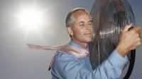 Man zoekt verkoeling bij enorme ventilator