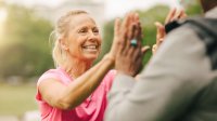 sportieve vrouw geeft high five