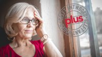 vrouw met dementie kijkt uit raam