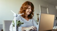 Vrouw is bezig met verduurzamen huis