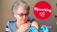 oudere vrouw krijgt gordelroosvaccin