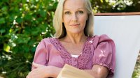Vrouw leest boek in de tuin