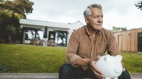 Man met spaarvarken