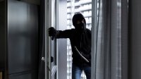 Inbreker forceert de deur en komt woning binnen
