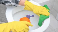 Toilet schoonmaken met doek en reinigingsmiddel