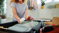 Vrouw doet medicijnen in haar koffer