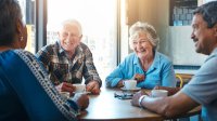 Ouderen zitten gezellig koffie te drinken