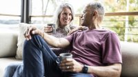 vrouw en man praten met elkaar