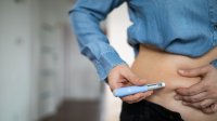Vrouw spuit afslankmedicatie in om gewicht te verliezen