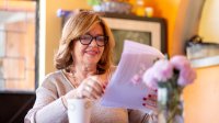 Vrouw is bezig met haar testament op te stellen