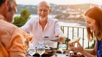 Mensen op vakantie eten lekker