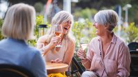 vrouwen drinken op terras