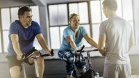 Man en vrouw krijgen training van een personal trainer