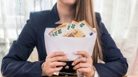 Vrouw met envelop vol geld