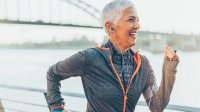 Vrouw rent hard met activity tracker