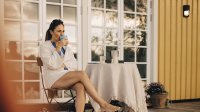 Vrouw bij recreatiewoning