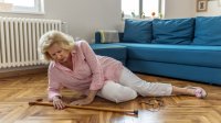 Vrouw is in de woonkamer gevallen