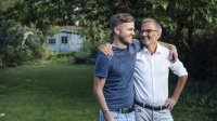 Volwassen man en zoon op de camping