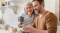 Man zet gegevens over op nieuwe smartphone