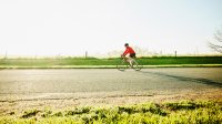 Sportieve senior aan het wielrennen op een mooie morgen