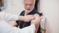 Man krijgt pneumokokkenvaccinatie