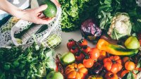 Vrouw heeft tas vol groente en fruit gekocht