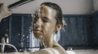 Vrouw neemt een douche
