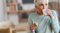 vrouw drinkt drinkyoghurt