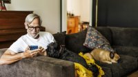 Ouder paar op de bank met hond