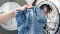 Spijkerbroek gaat in de wasmachine