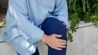 Vrouw met artrose in de knie
