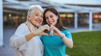Vrouw en moeder samen op de foto