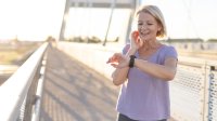 oudere vrouw traint op hartslag