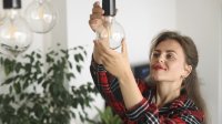 Vrouw vervangt lamp