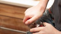 Vrouw heeft moeite pot open te maken