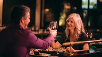 Man en vrouw samen uit eten