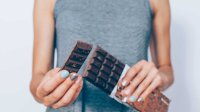 Vrouw met reep chocola